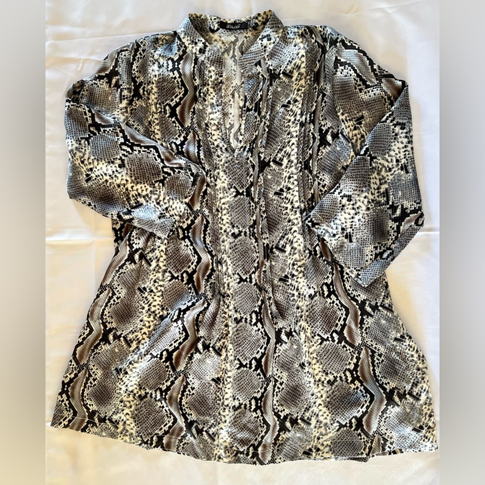 NWOT 100% Silk Pure Amici Sz S Black/Gray Long Sleeve V-Neck Snake Print Blouse